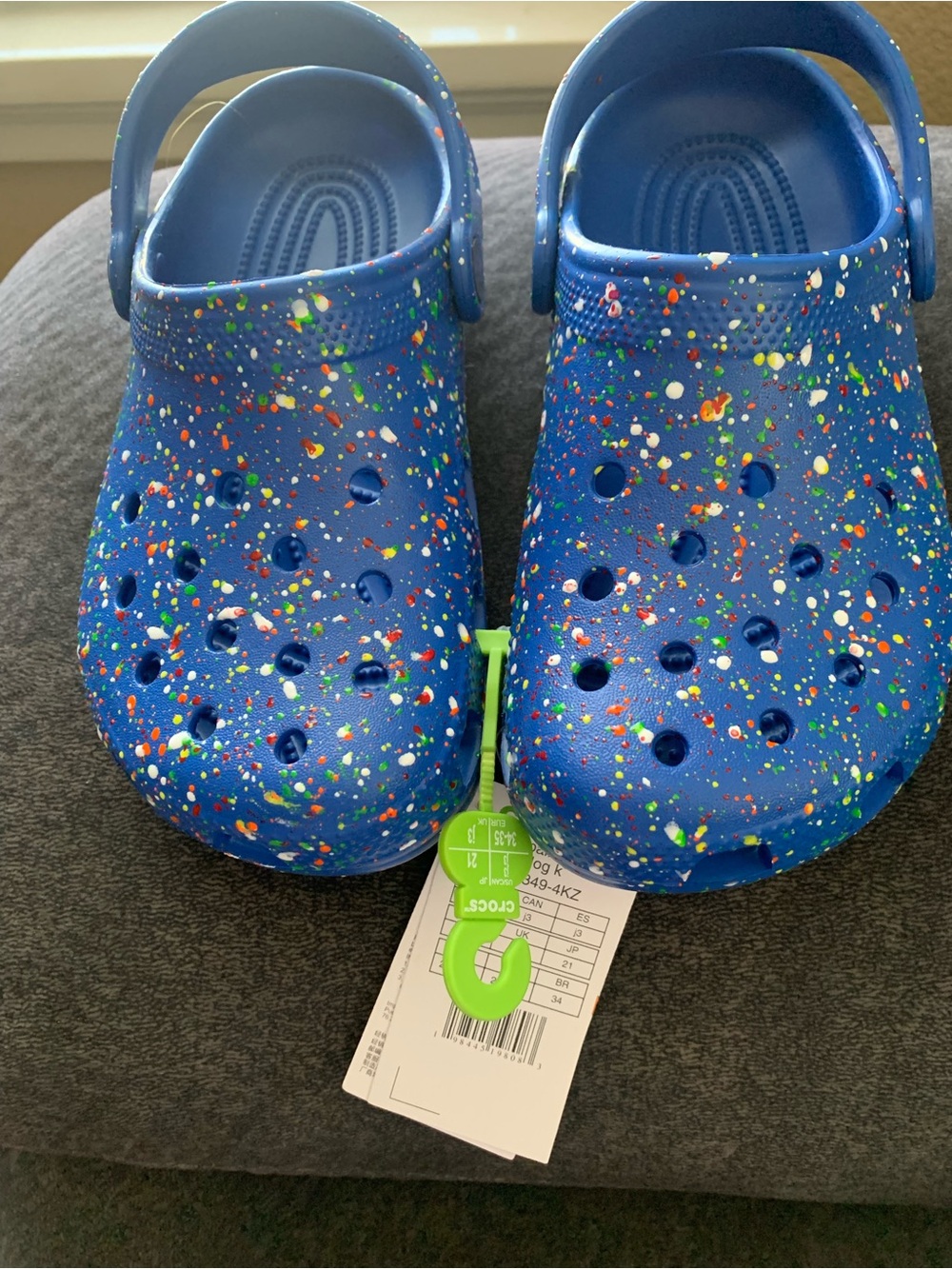 NWT Crocs CLASSIC Blue with PAINT
SPECKLE Kids Classic Clog - J3 - Picture 4 of 5